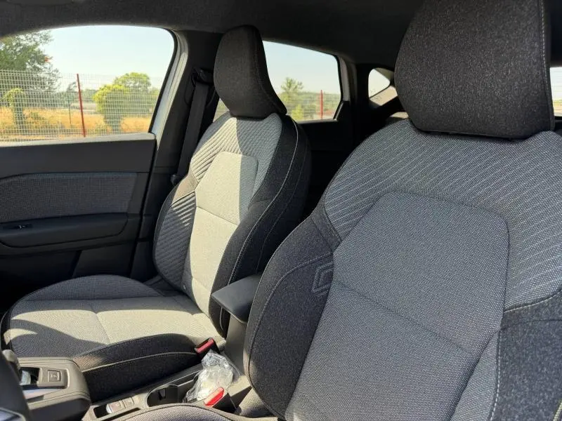 Vue rapprochée des sièges avant gris foncé du Renault Captur 1.8 E-Tech full hybrid 2026, intérieur sobre et moderne.
