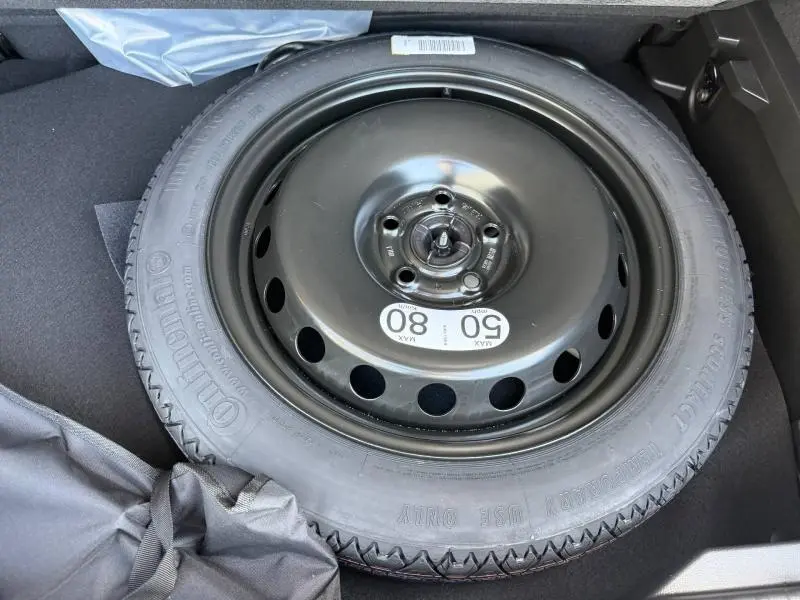 Vue rapprochée de la roue de secours noire dans le coffre du Renault Captur blanc nacré 2026.