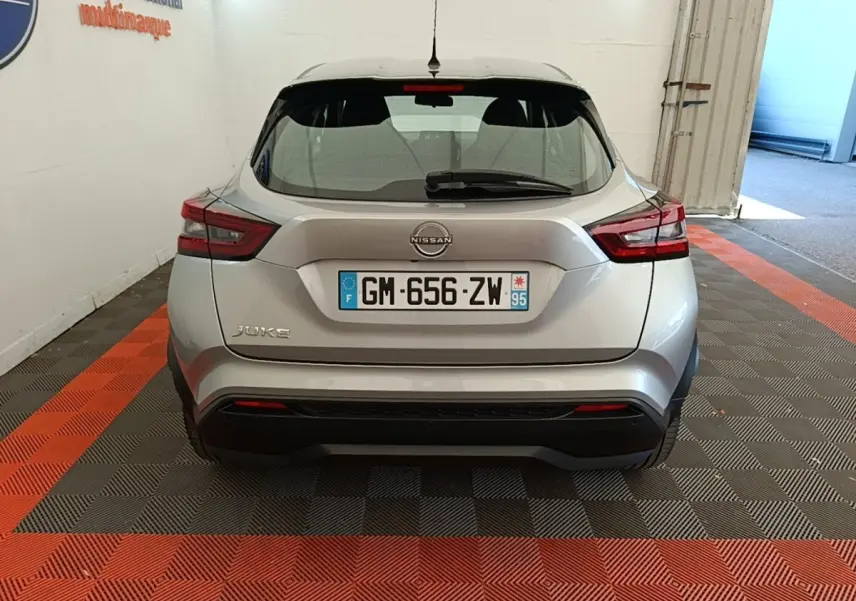 Vue arrière d'un Nissan Juke gris clair 2023 avec feux LED et plaque d'immatriculation française visible.