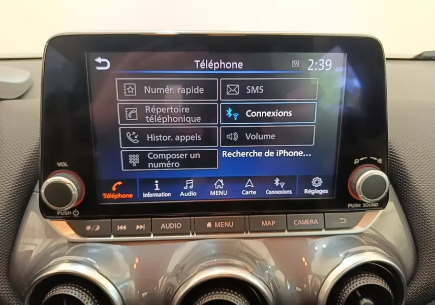 Écran tactile central 8 pouces du tableau de bord du Nissan Juke gris clair, affichant le menu téléphone.
