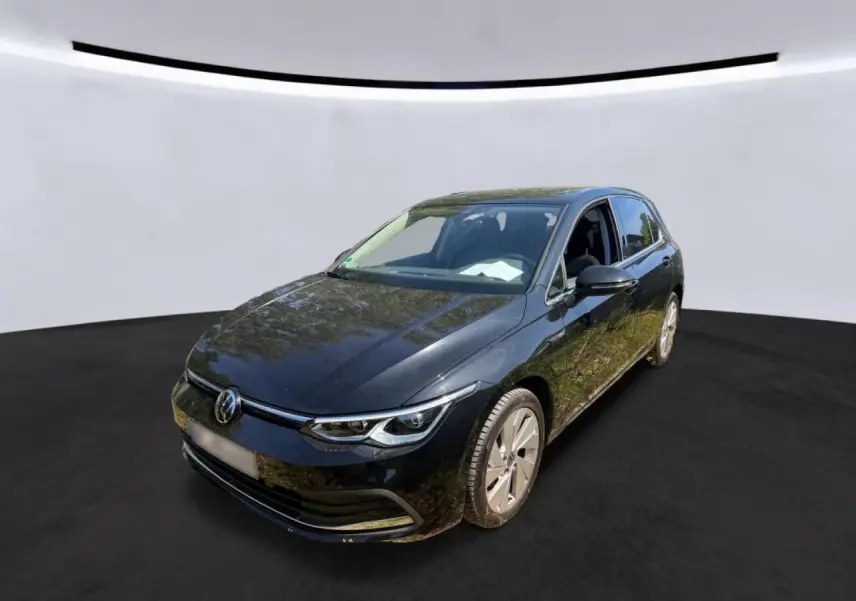 Volkswagen Golf VIII noire vue en 3/4 avant droit, avec jantes alliage et phares LED distinctifs.
