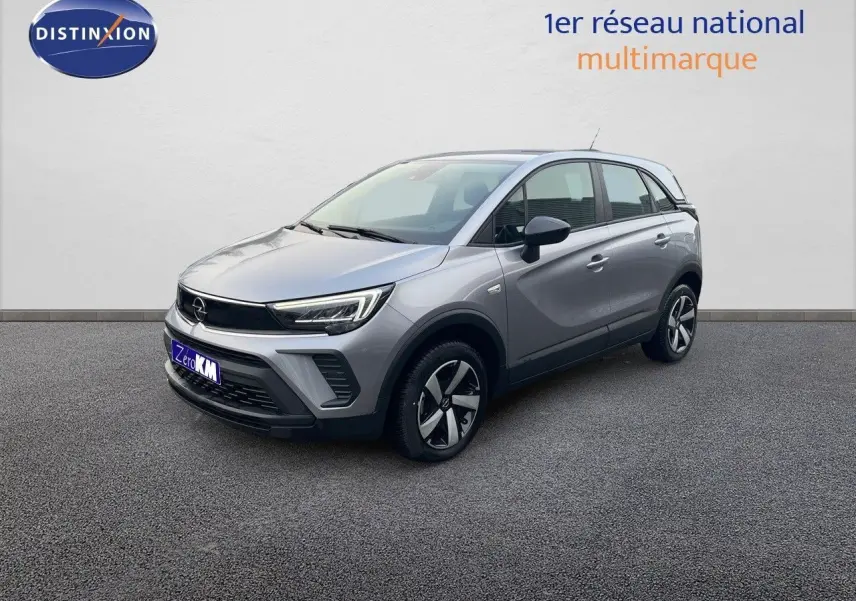 Opel Crossland gris minéral métal en 3/4 avant droit, avec jantes alliage et feux LED distinctifs.