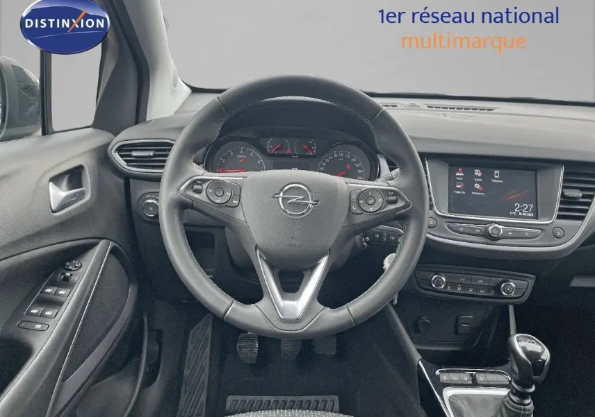 Vue intérieure centrée sur le volant et tableau de bord de l'Opel Crossland gris minéral, avec écran tactile et boîte manuelle.