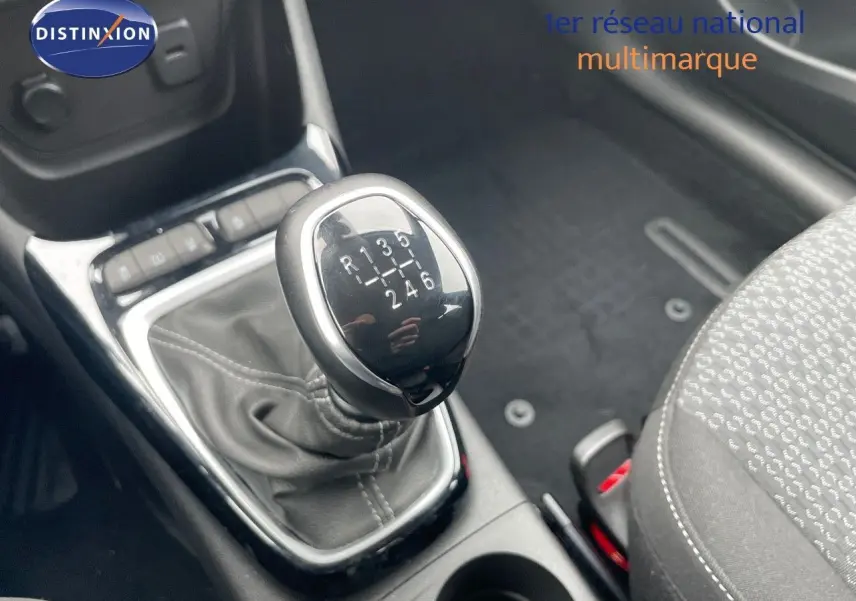 Le levier de vitesses manuel six rapports de l'Opel Crossland gris minéral, avec coutures apparentes sur la soufflet en cuir.