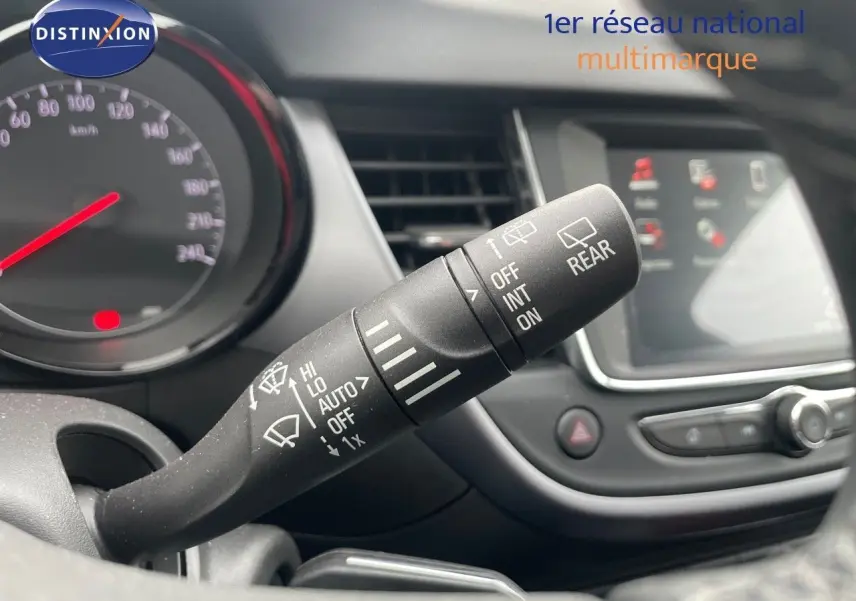 Le commodo d'essuie-glace en gros plan dans l'habitacle de l'Opel Crossland gris minéral 2022.