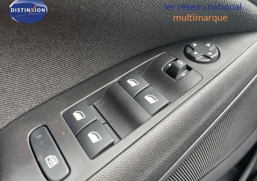 Gros plan sur les commandes électriques des vitres côté gauche d'une Opel Crossland gris minéral 2022.