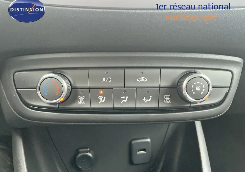 Panneau de commande de climatisation noir de l'Opel Crossland gris minéral, avec réglages de température et ventilation allumés.