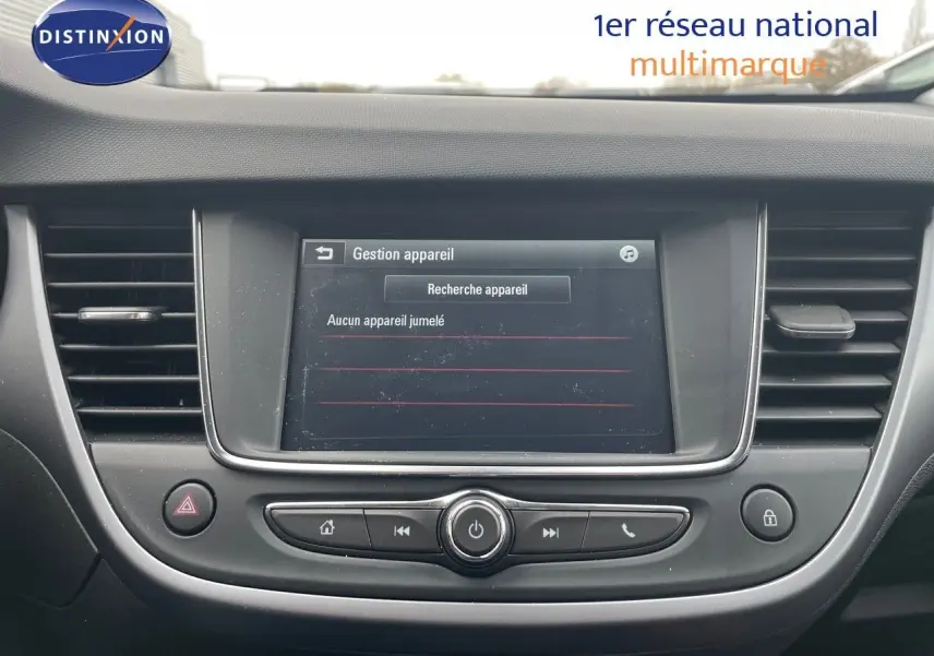 Écran tactile central du tableau de bord de l'Opel Crossland gris minéral, avec commandes multimédia visibles.