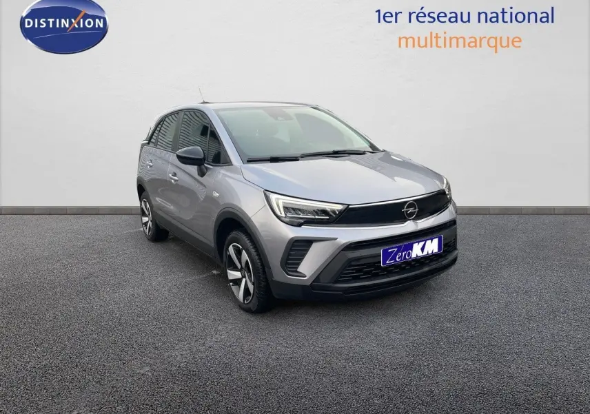 Opel Crossland gris minéral métal en 3/4 avant droit, avec calandre noire et jantes alliage distinctives.