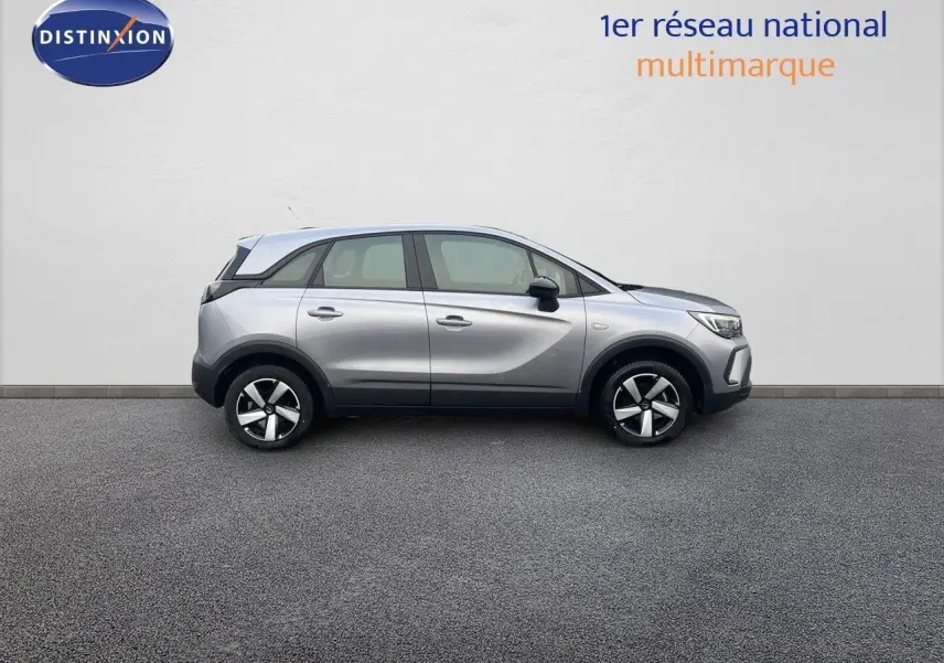 Opel Crossland gris minéral métal vu de profil côté gauche, soulignant ses lignes modernes et ses jantes stylisées.