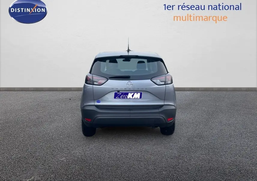 Vue arrière d'un Opel Crossland gris minéral métal 2022, mettant en valeur ses feux LED et son hayon compact.