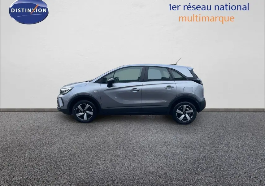Profil côté gauche de l'Opel Crossland gris minéral métal 2022, mettant en valeur ses lignes modernes et ses jantes stylisées.