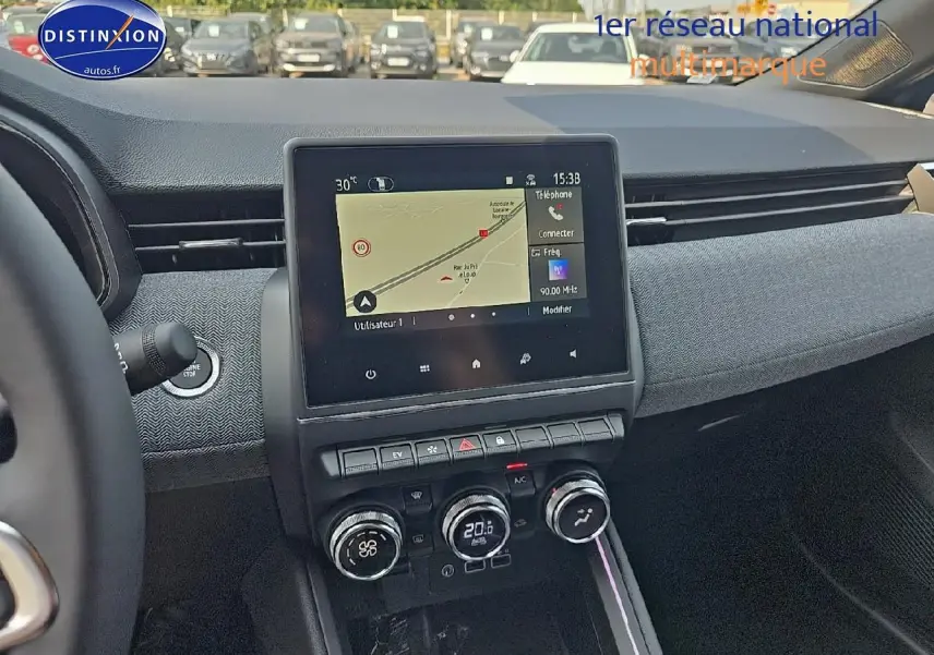 Tableau de bord de Renault Clio V gris schiste, vue centrée sur l'écran tactile et commandes climatisation.