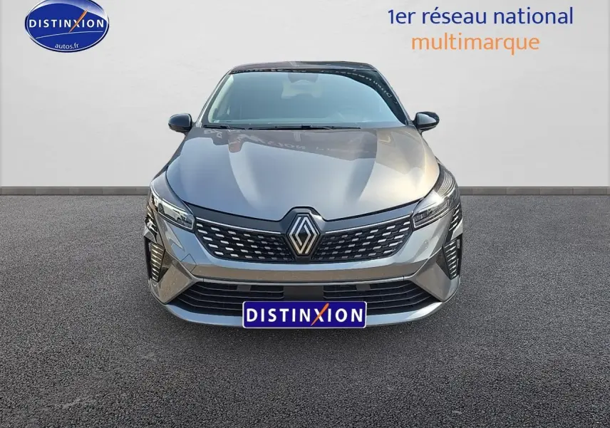 Vue frontale d'une Renault Clio V gris schiste avec calandre chromée et feux LED allumés