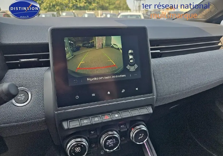 Intérieur de Renault Clio V gris schiste, vue centrale sur écran tactile affichant caméra de recul et commandes climatisation.