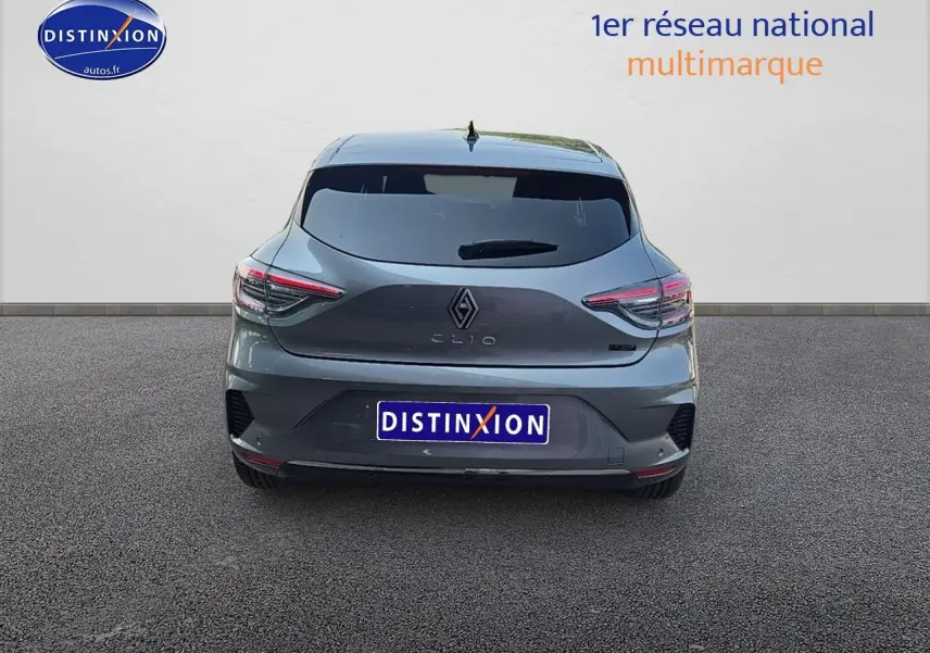 Vue arrière d'une Renault Clio V gris schiste avec feux LED et logo central sur fond neutre.