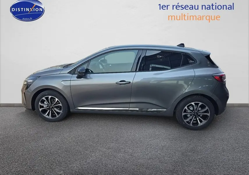 Profil côté gauche d'une Renault Clio V gris schiste 2025 avec jantes alu et vitres surteintées.
