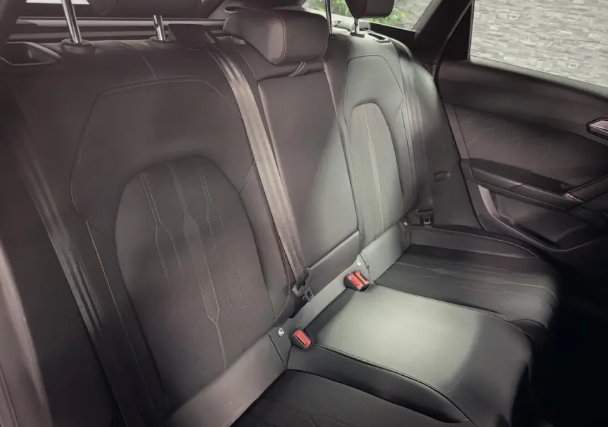 Vue de côté droit sur la banquette arrière noire en similicuir et tissu du CUPRA Leon Sportstourer 2021.