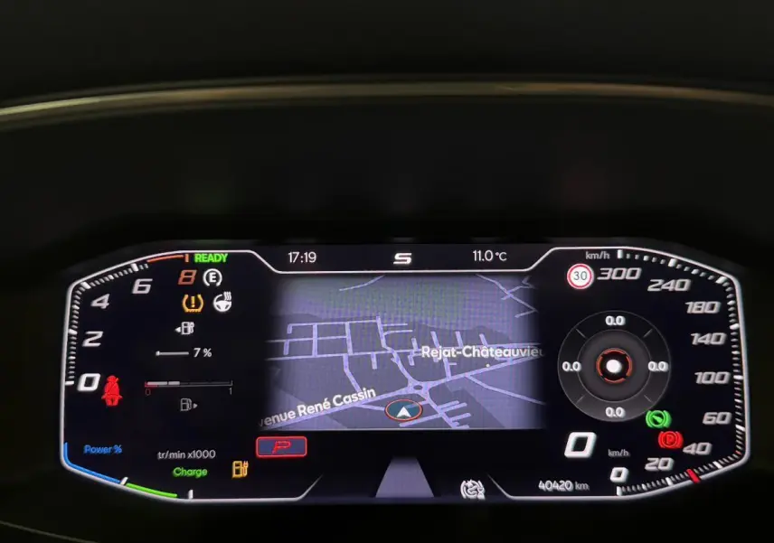 Tableau de bord digital haute résolution du CUPRA Leon Sportstourer 1.4 e-Hybrid affichant la navigation et les indicateurs.