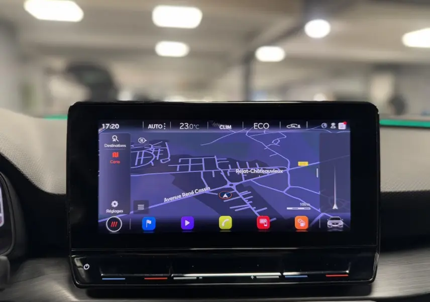 Écran tactile central du tableau de bord du CUPRA Leon Sportstourer affichant la navigation GPS en mode nuit.
