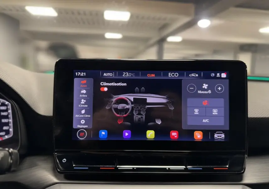 Écran tactile central du tableau de bord du CUPRA Leon Sportstourer 1.4 e-Hybrid affichant les réglages de climatisation