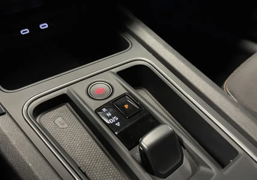 Le levier de boîte automatique et bouton start/stop dans la console centrale noire du CUPRA Leon Sportstourer 2021.