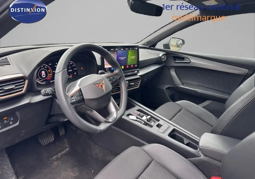 Intérieur de la CUPRA LEON ST 2024 en gris Graphene Metal, vue côté conducteur avec tableau de bord digital et volant multifonction.