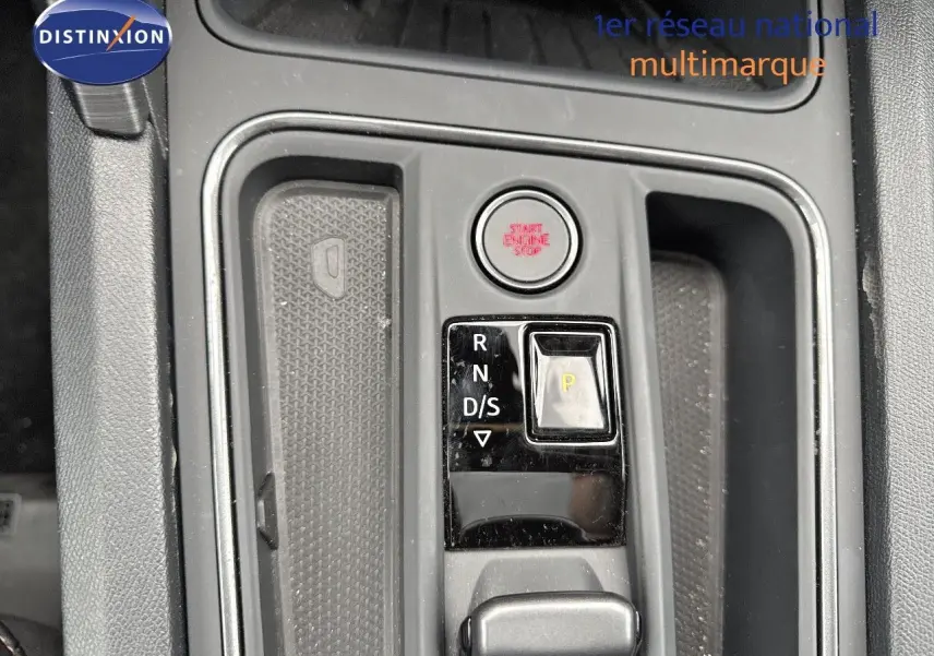 Gros plan sur la console centrale de la CUPRA LEON ST 2024 avec bouton start et levier de boîte automatique gris.