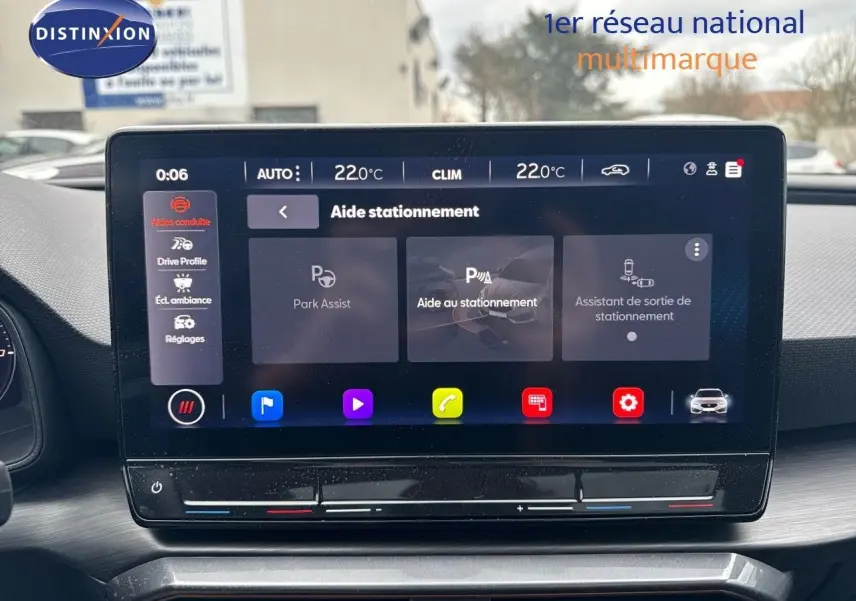 Écran tactile central de la CUPRA LEON ST 2024 montrant l'aide au stationnement et la climatisation à 22°C.