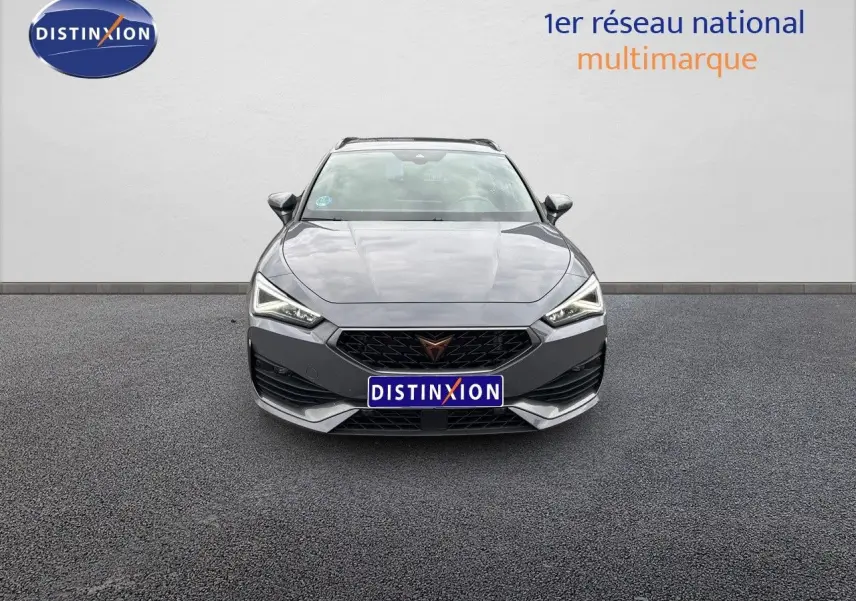 Vue frontale d'une CUPRA LEON ST gris Graphene Metal avec calandre noire et phares LED allumés.