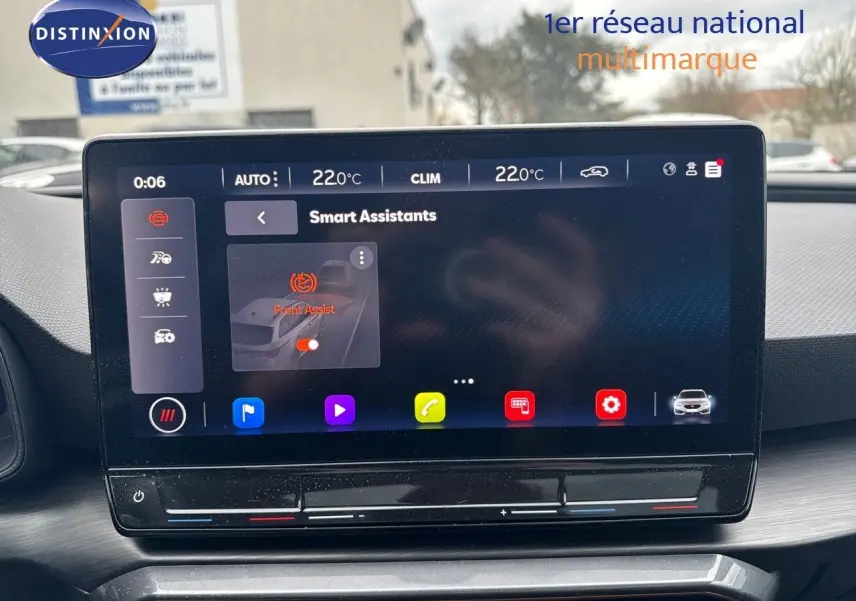 Écran tactile du système multimédia de la CUPRA LEON ST 2024 affichant les assistants intelligents et la climatisation à 22°C.