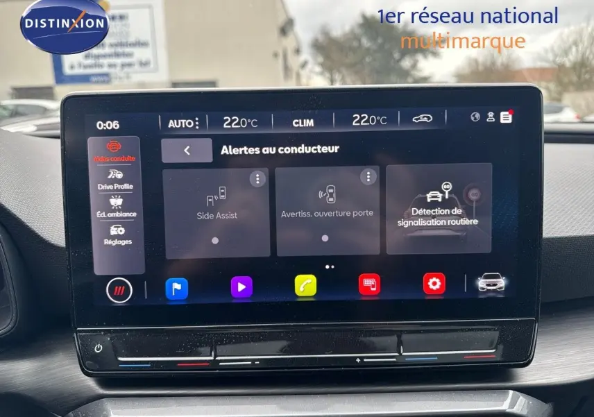Écran tactile central du tableau de bord de la CUPRA LEON ST 2024 affichant les alertes au conducteur.