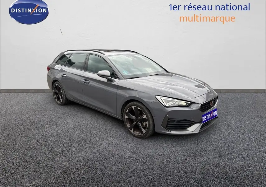 Vue 3/4 avant droite d'une CUPRA LEON ST 2024 gris Graphene Metal avec jantes noires bicolores et toit panoramique.