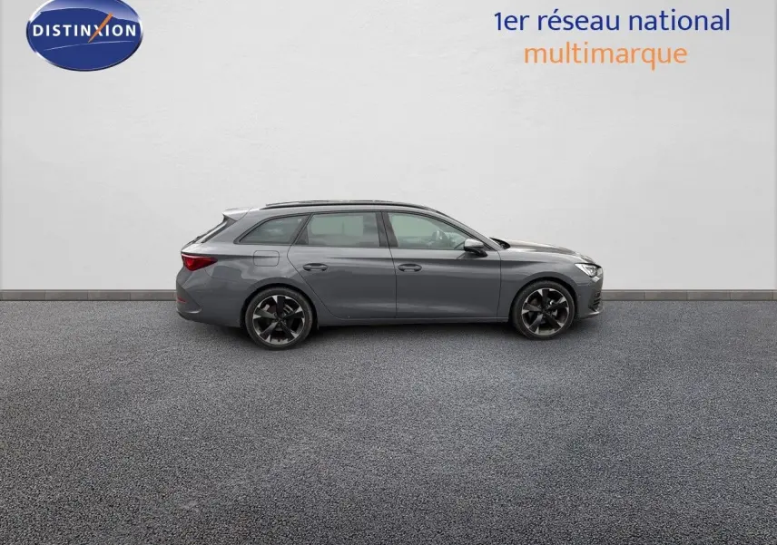 Profil latéral droit d'une CUPRA LEON ST 2024 en gris Graphene Metal avec jantes noires bicolores.
