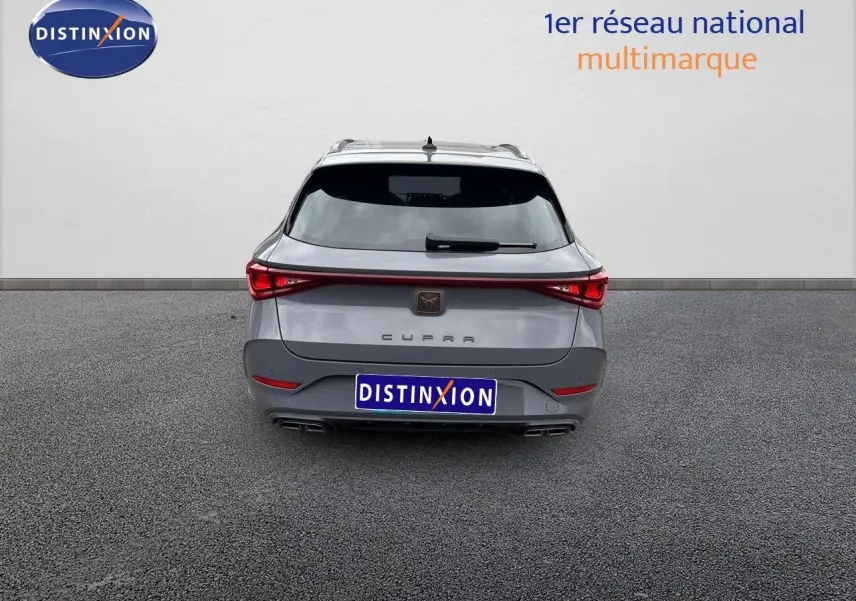 Vue arrière d'une CUPRA LEON ST gris Graphene Metal avec feux LED et double sortie d'échappement intégrée.