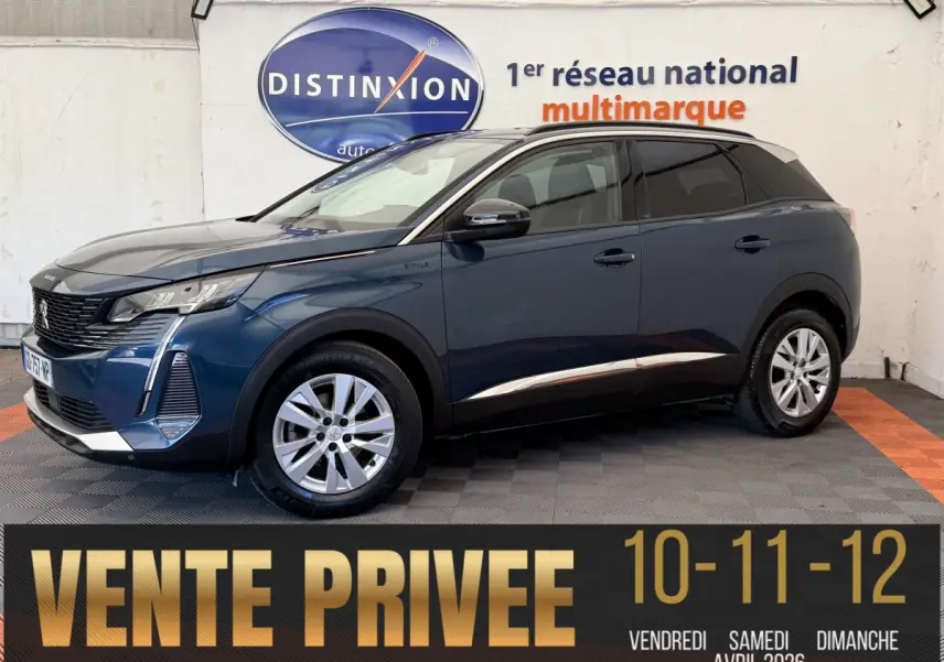Peugeot 3008 bleu en profil droit, SUV compact avec toit noir et jantes argentées, stationné en intérieur.