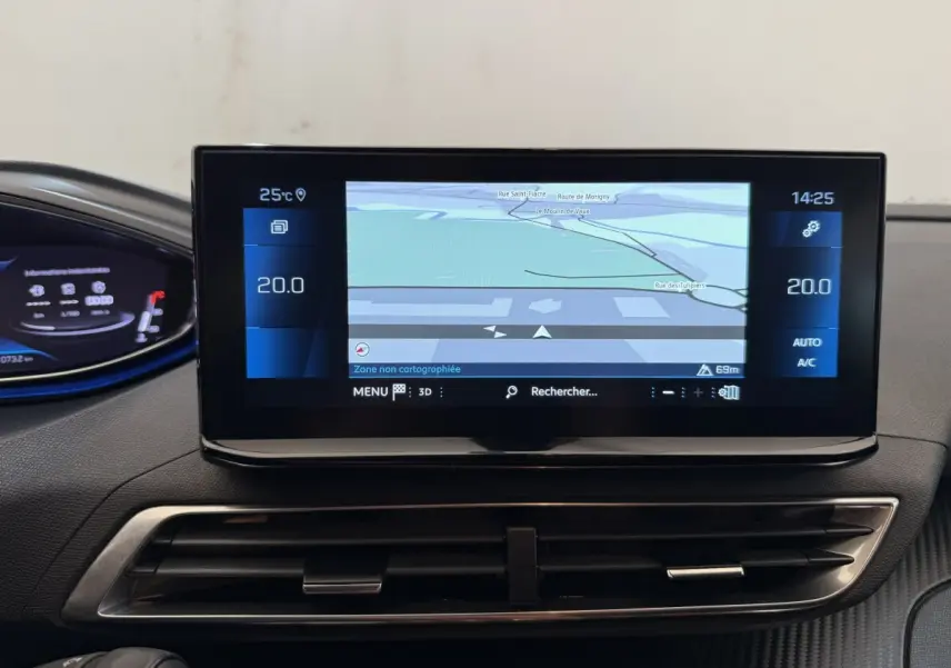 Vue rapprochée de l’écran tactile central du tableau de bord du Peugeot 3008 bleu, affichant la navigation 3D.