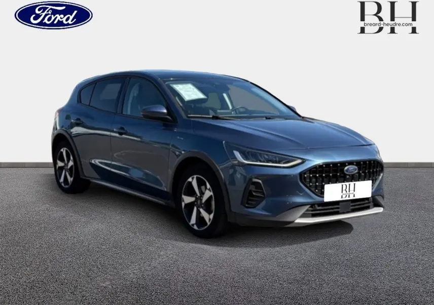 Ford Focus 2022 bleu azur métallisé vue 3/4 avant droit avec calandre noire et jantes alliage bicolores.