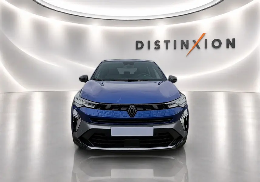 Vue frontale d'une Renault SYMBIOZ bleu iron avec calandre noire et éclairage LED dans un studio lumineux.