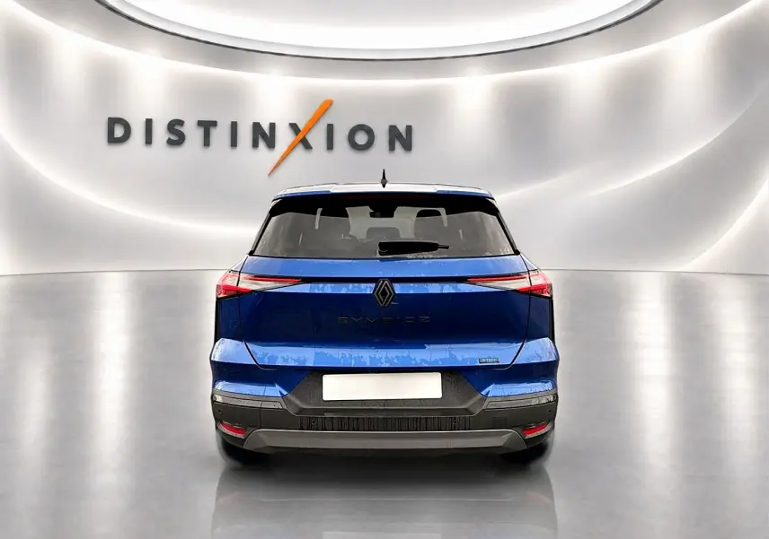 Vue arrière du Renault Symbioz bleu iron avec feux arrière LED et logo distinctif sur fond blanc lumineux.