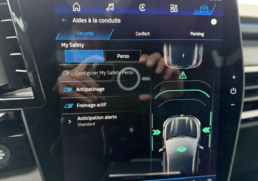 Écran tactile du système d'aide à la conduite du Renault Espace 2025, affichant les options de sécurité et assistance.
