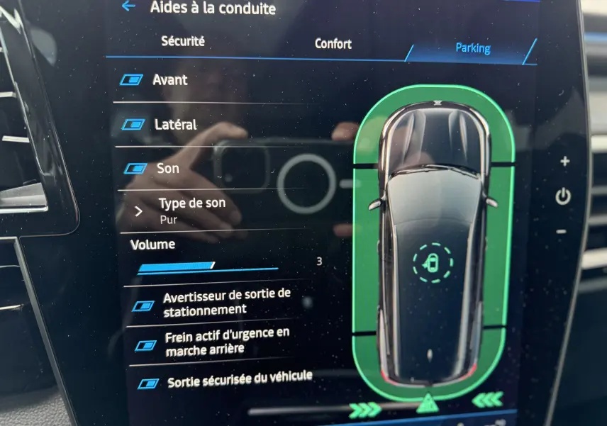 Écran tactile du tableau de bord du Renault Espace 2025 montrant les aides à la conduite et le mode parking.