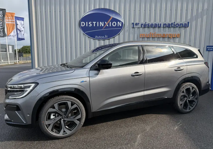 Renault Espace 2025 gris schiste métal vu de profil côté gauche, avec jantes noires et toit vitré.