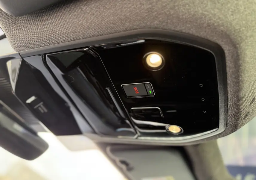 Vue en contre-plongée du plafonnier noir brillant avec bouton SOS et éclairages intégrés dans le Renault Espace gris Schiste 2025.
