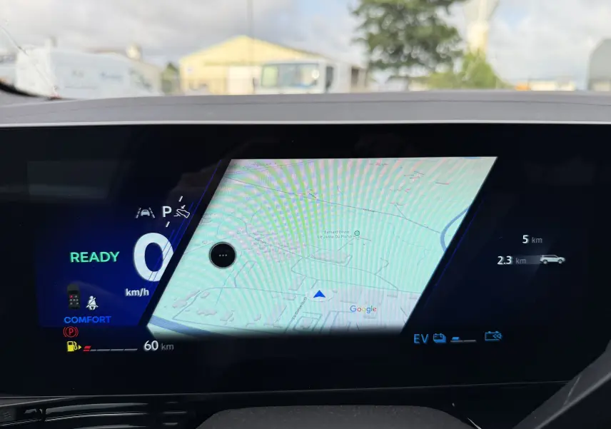 Tableau de bord numérique du Renault Espace 2025 gris schiste, affichant la navigation et l'état prêt au démarrage.