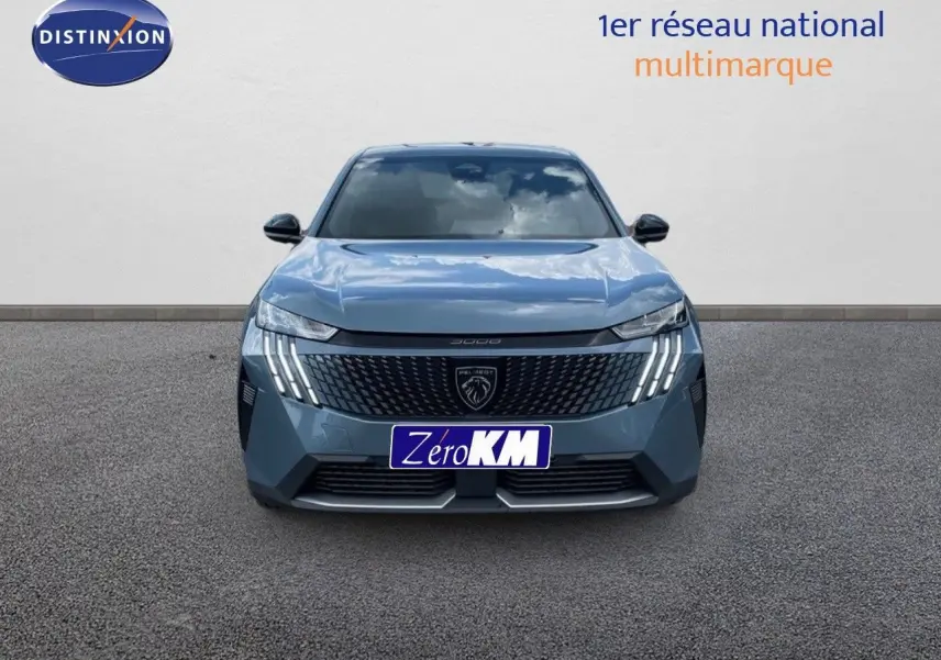 Vue de face du Peugeot 3008 Hybrid 136ch Allure en bleu Ingaro Metal avec calandre noire et feux LED verticaux distinctifs.