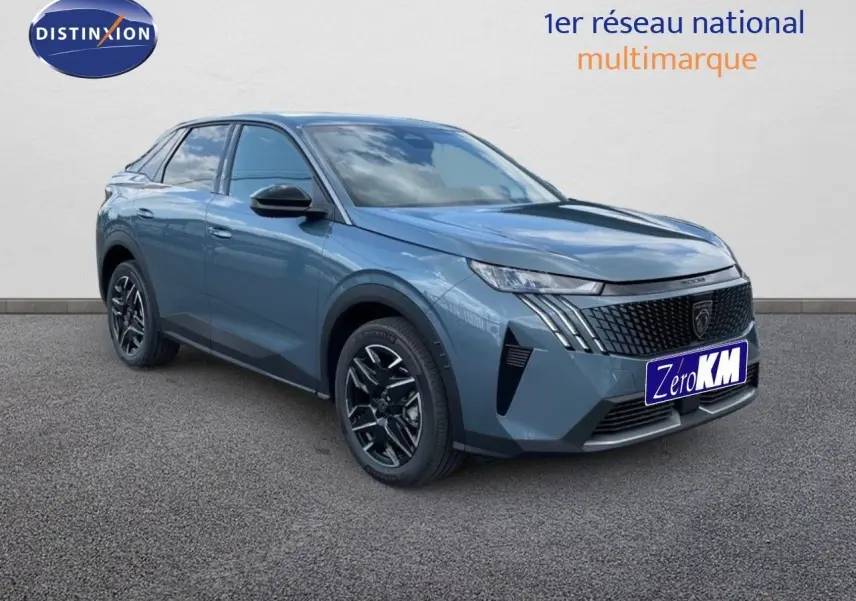 Peugeot 3008 Hybrid bleu Ingaro métal vu en 3/4 avant droit avec calandre noire et jantes noires.