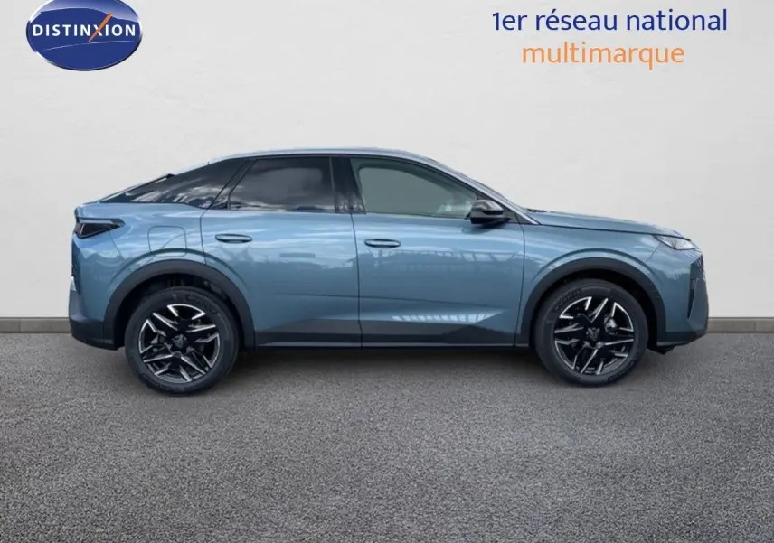 Peugeot 3008 Hybrid bleu Ingara metal vu de profil côté gauche, avec jantes noires et toit noir contrastant.