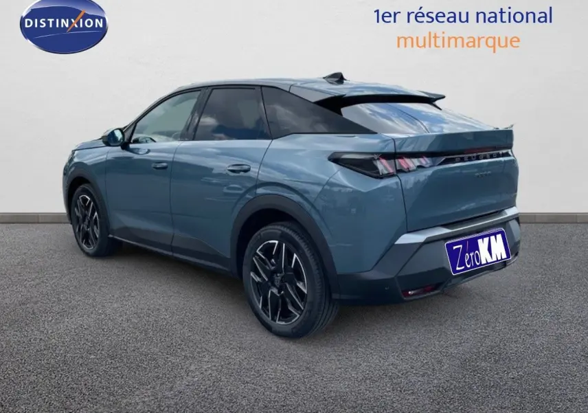 Vue 3/4 arrière droite d'un Peugeot 3008 Hybrid bleu Ingara Métal avec jantes noires et toit noir.
