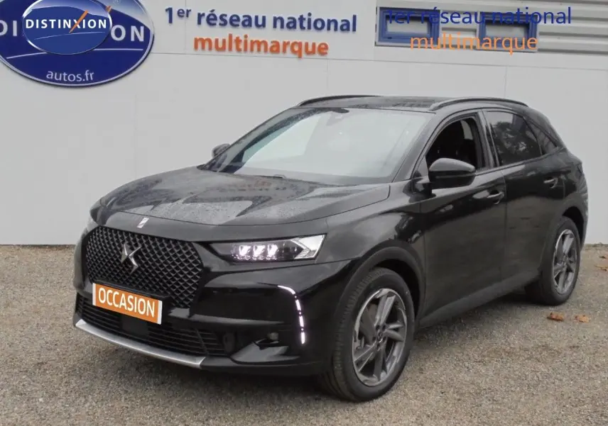 DS7 Crossback E-TENSE noir perle métal en 3/4 avant droit, avec calandre distinctive et feux LED allumés.